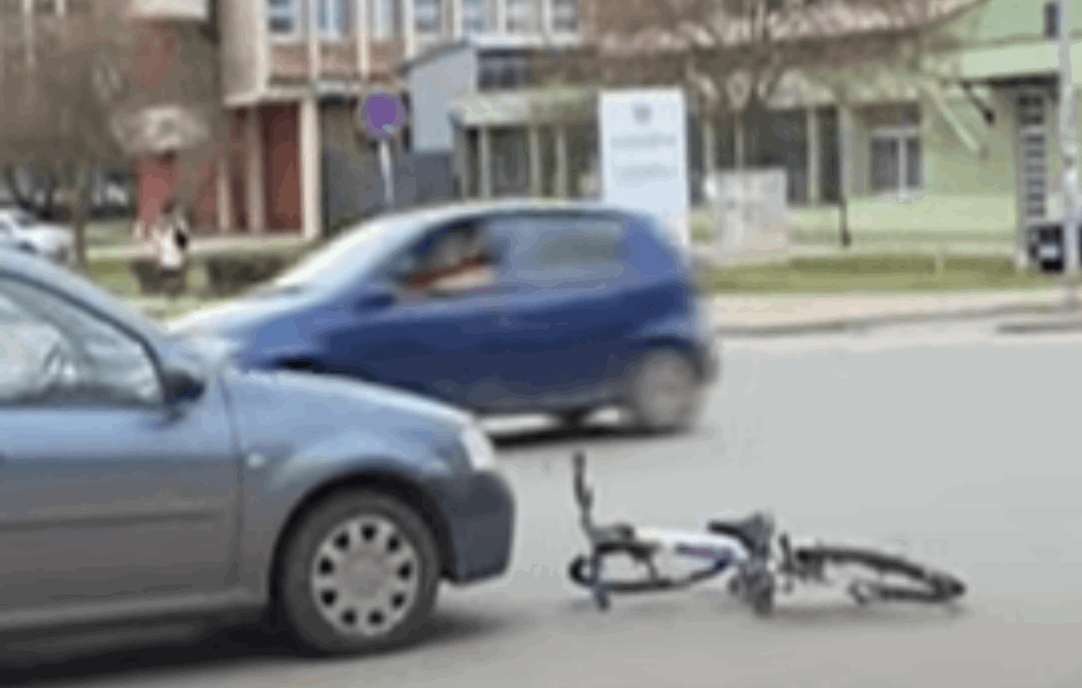 <span style='color:red;'><b>BAKU</b></span> NA BICIKLU NIJE POKOSIO AUTO: Žena pala sa bicikla i nastradala, obustavljena potraga